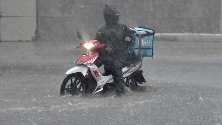 Δεν παραγγέλνουμε σε κακοκαιρία: Έλληνας διανομέας ντελίβερι παρασύρεται από ορμητικά νερά
