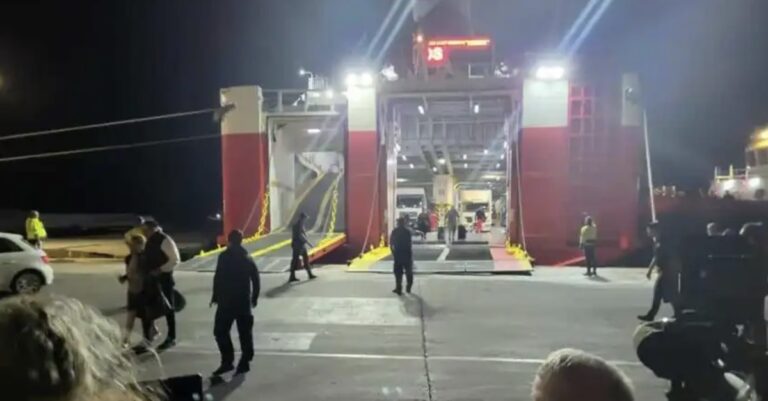 Αίσιο τέλος:  Έδεσε στο λιμάνι το «Fast Ferries Andros» με τους 731 επιβάτες ύστερα από 18 ώρες