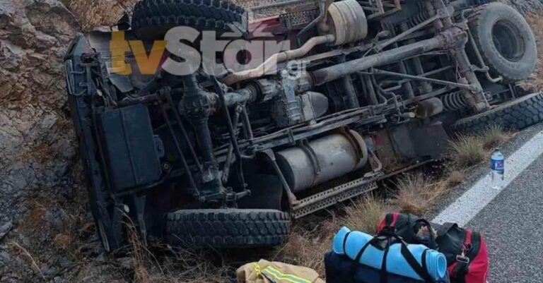 Σoκαριστικό τροχαίο με πυροσβέστες που γύριζαν απο φωτιά – Έπεσαν με όχημα σε βράχια, δύο τραυματίες