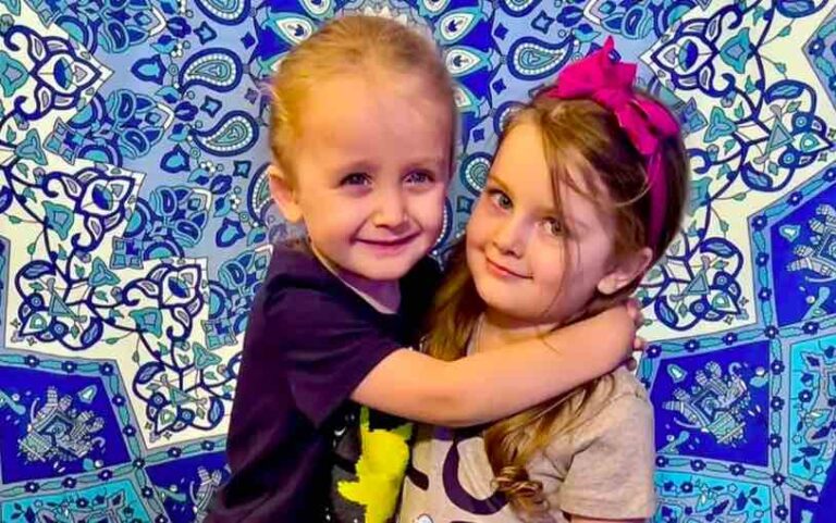 Τραγωδία: Πέθαναν από ασφυξiα 4χρονα δίδυμα – Αποκοιμήθηκαν αγκαλιά σε ξύλινο μπαούλο – Ραγίζει καρδιές η μαμά τους