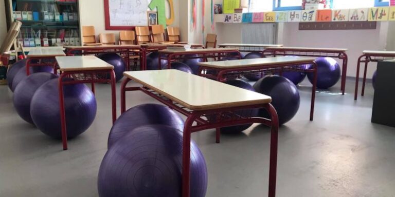 Τα πρωτάκια του 10ου Δημ. Σχολείου Τρικάλων κάθονται σε μπάλες ισορροπίας και απολαμβάνουν το μάθημά τους