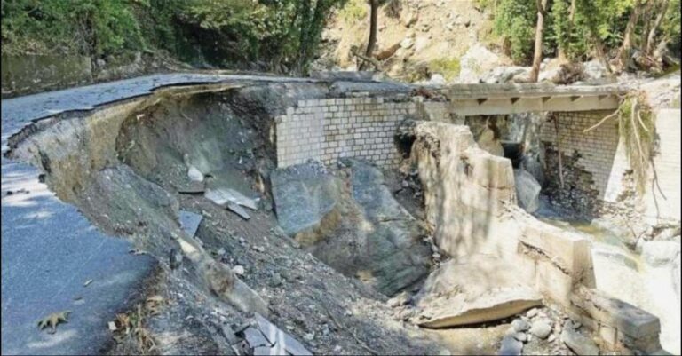 Τα σύγχρονα έργα κατέρρευσαν, το γεφυράκι της ΜΟΜΑ άντεξε!