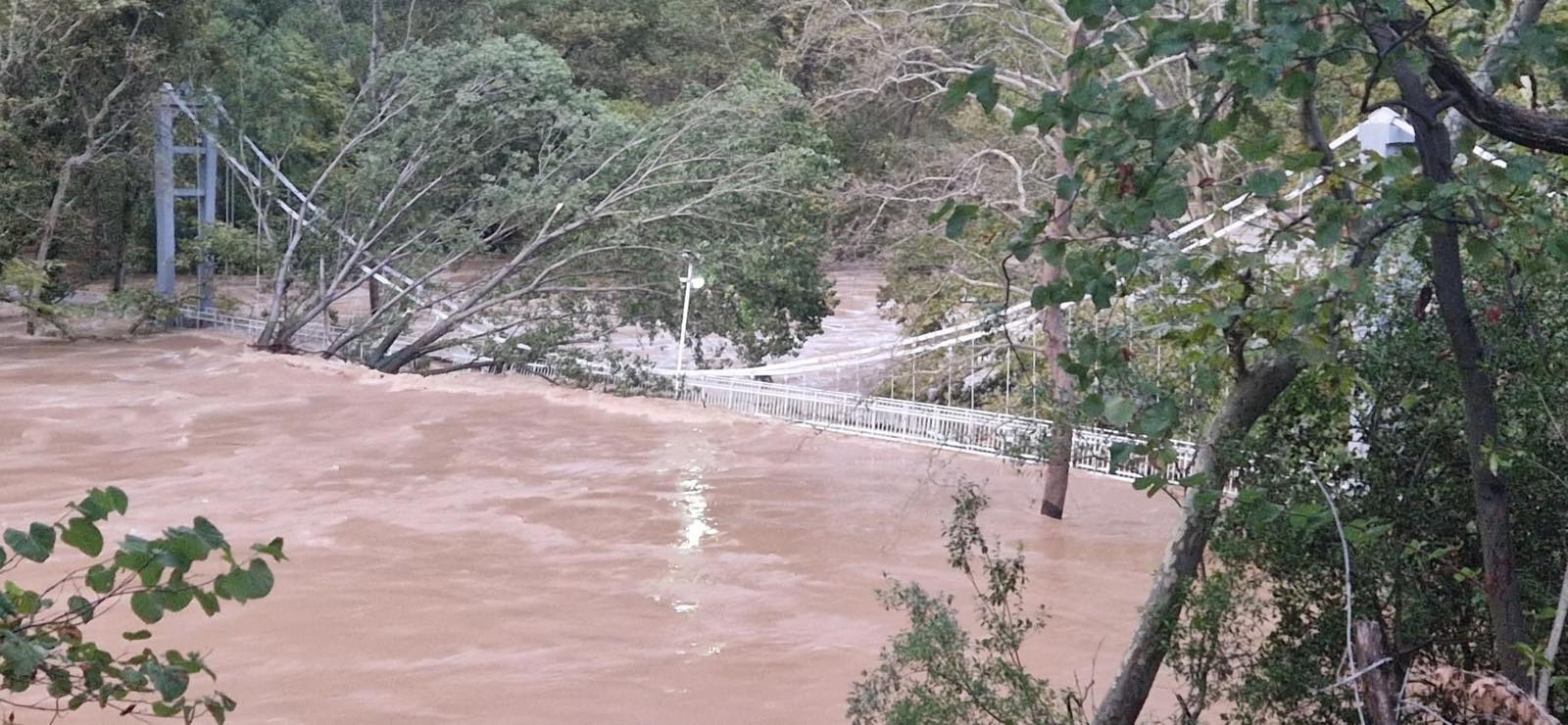 Ο Πηνειός «κατάπιε» το ιστορικό προσκύνημα της Αγίας Παρασκευής στα Τέμπη 3 tempi 1