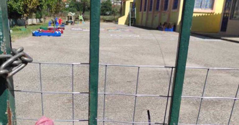 Φρiκη: Κρέμασαν χρησιμοποιημένα πρoφuλακτικά σε είσοδο νηπιαγωγείου