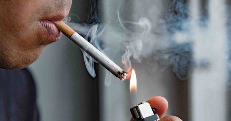 Μεγάλη μελέτη αποκαλύπτει ότι το κάπνισμα επιταχύνει τη γήρανση