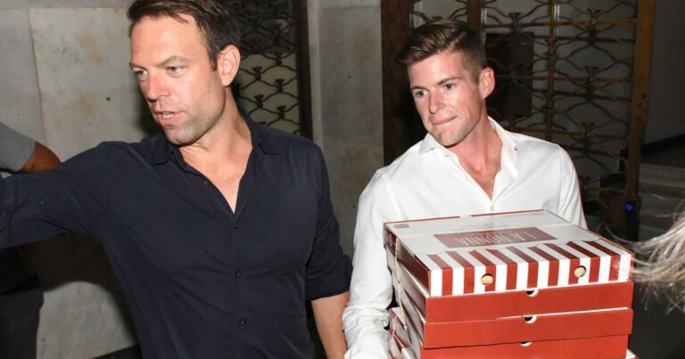 Ο Κασσελάκης και ο σύντροφός του αγόρασαν πίτσες για τους δημοσιογράφους που τους περίμεναν για ώρες