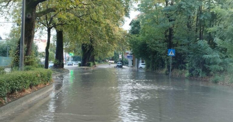 Ιωάννινα: Πλημμύρες μετά από ξαφνικό μπουρίνι – Δρόμοι ποτάμια μετά από μισή ώρα βροχής