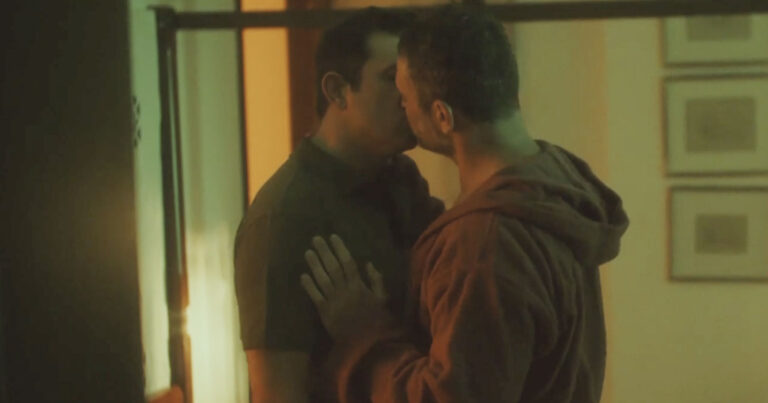 Κάνε ότι κοιμάσαι: Ξετρελάθηκαν οι τηλεθεατές με το γκεi φιλi της επιτυχημένης σειράς