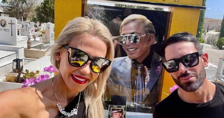 Πάνω από το χρυσό μνήμα του πατέρα τους – Συντετριμμένοι η Αννούλα και ο Νίκος Φλωρινιώτης