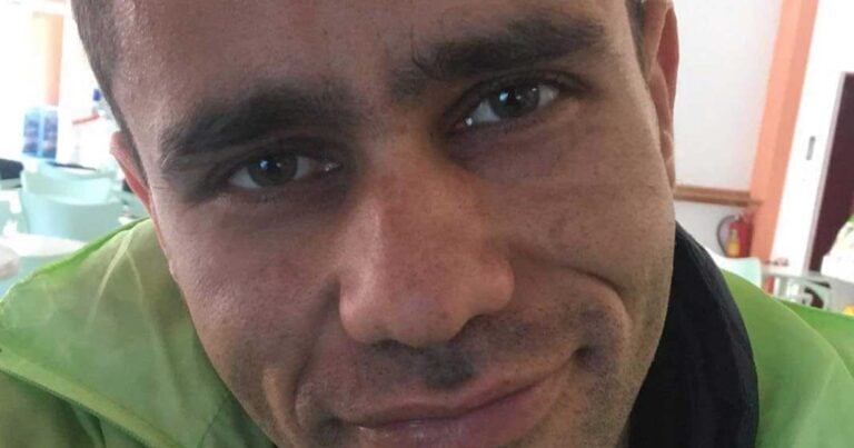 Αυτός είναι λοιπόν ο Αντώνης. Έζησε 36 δύσκολα χρόνια στις εργατικές κατοικίες στον Άγιο Νικόλαο μαζί με τη μητέρα του και τα δυο του αδέρφια