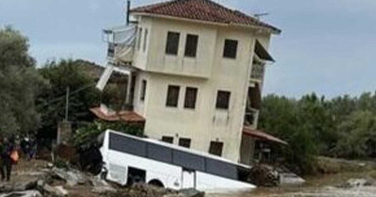 Πλατανιά Πηλίου: Τριώροφη κατοικία στηρίζεται σε λεωφορείο που έχει σφηνώσει στα θεμέλια