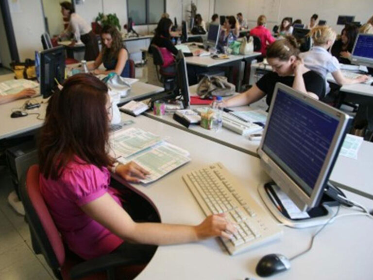 Δουλευταράδες οι Έλληνες: Εργάζονται πάνω από 40 ώρες την εβδομάδα – «Πρωταθλητές» στην ΕΕ