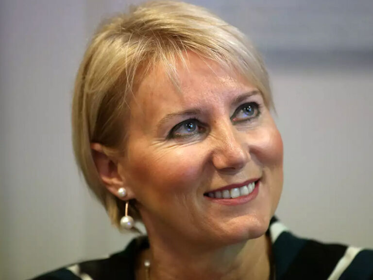 Κομψή και πανέμορφη η «Νταϊάνα της Ελλάδας»: Η Νατάσα Παζαΐτη εμφανίστηκε έτσι σε συναυλία και όλα τα φλας ήταν πάνω της