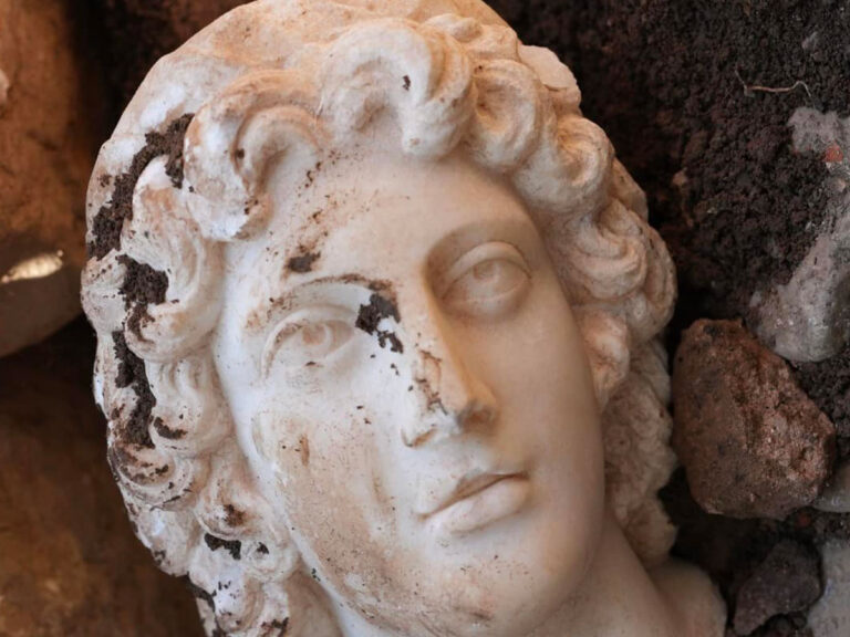 Ανακαλύφθηκε άθικτη προτομή του Μεγάλου Αλεξάνδρου κοντά στην Προύσα της Μικράς Ασίας