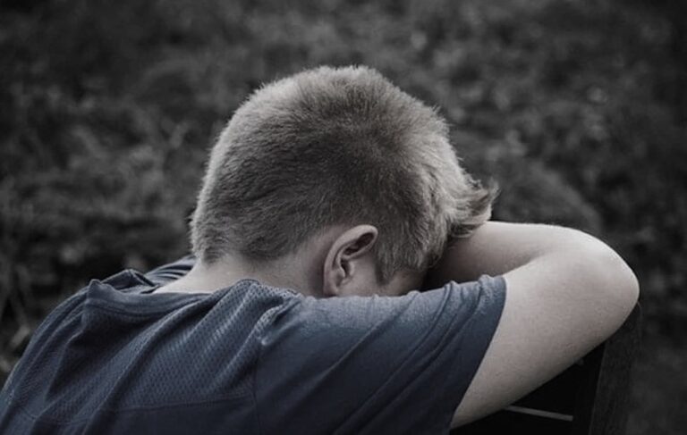 Tραγωδία στην Αίγινα, 14χρoνoς μαθητής έβαλε τέλoς στη ζωή τoυ