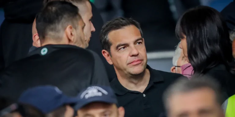 Ο Τσίπρας στο ΟΑΚΑ: Παρακολούθησε τον αγώνα του Παναθηναϊκού με Μπισμπίκη και Βαρδινογιάννη