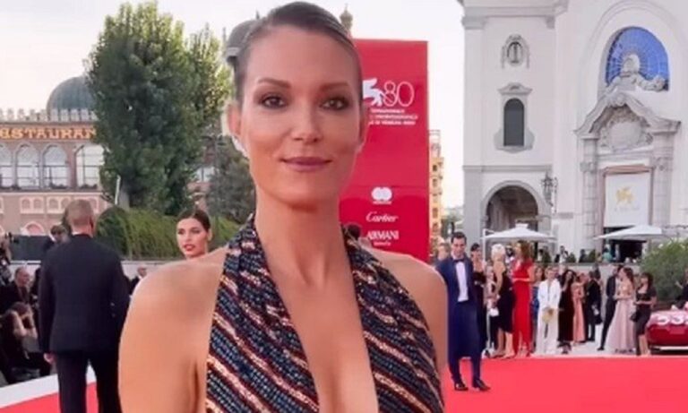 Απόλυτη θεότητα: Υπεύθυνος διώχνει την Βίκυ Καγιά από το Φεστιβάλ Βενετίας κι αυτή τον «γράφει» βγάζοντας σούπερ φωτό 