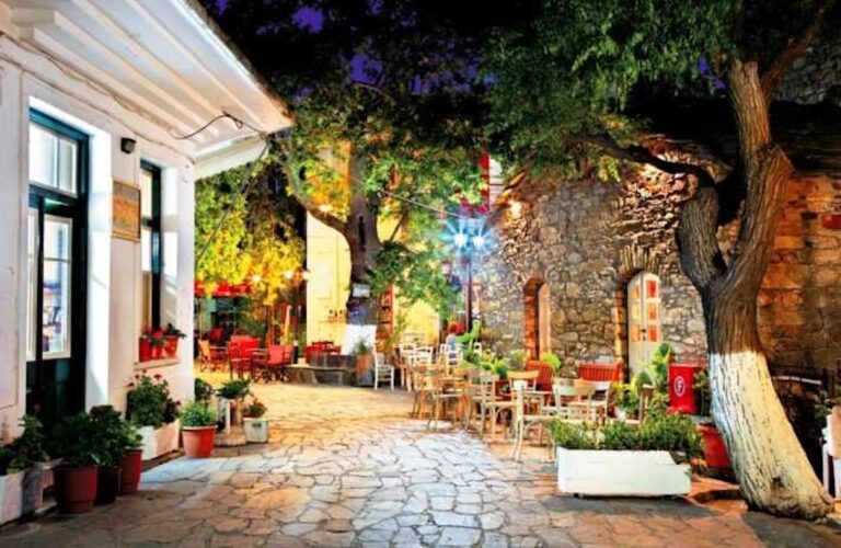 Ζει τη νύχτα: Το μοναδικό χωριό στην Ελλάδα που τα μαγαζιά ανοίγουν στις 11 το βράδυ