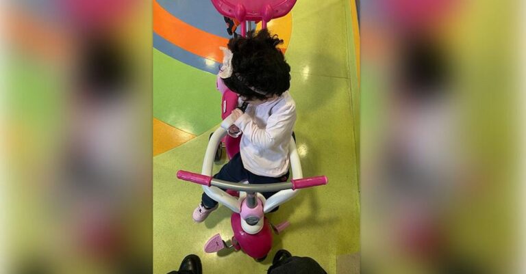 Η ιστορία της 5χρονης Μαρκέλας – Την εγκατέλειψαν νεογέννητη στο Παίδων – Παρά το σπάνιο σύνδρομο, κατάφερε να περπατήσει