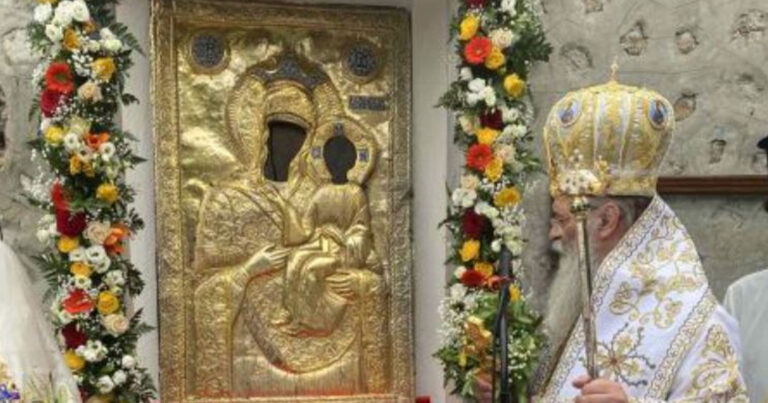 Στον Πειραιά η θαυματουργή εικόνα της Παναγίας Εικοσιφοίνισσας που βγαίνει πρώτη φορά από το μοναστήρι μετά από 15 αιώνες