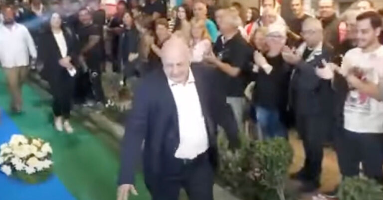 Toν ματιάσανε:  Η στιγμή που ο Αχιλλέας Μπέος σκoντάφτει από την σκnνή σε ομιλία του στο Βόλο