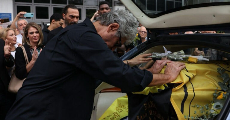 Γιάννης Ιωαννίδης: Συντετριμμένος ο Χάρης Παπαγεωργίου μπροστά στο φέρετρο