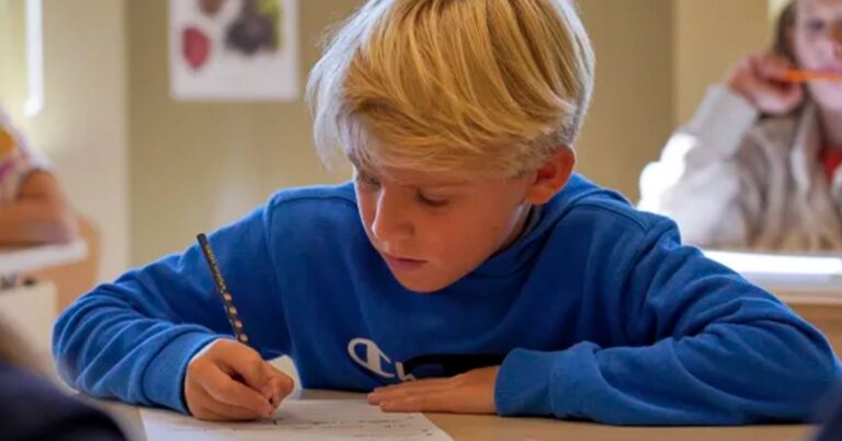 Σουηδία: Επιστρέφει στο μολύβι και το χαρτί η χώρα που έβαλε τα τάμπλετ στα νηπιαγωγεία