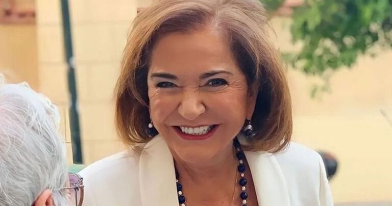 Πήγε στην κάλπη με τα  «γούρια» της: Ψήφισε παρέα με τα τρια εγγονάκια της η Ντόρα Μπακογιάννη