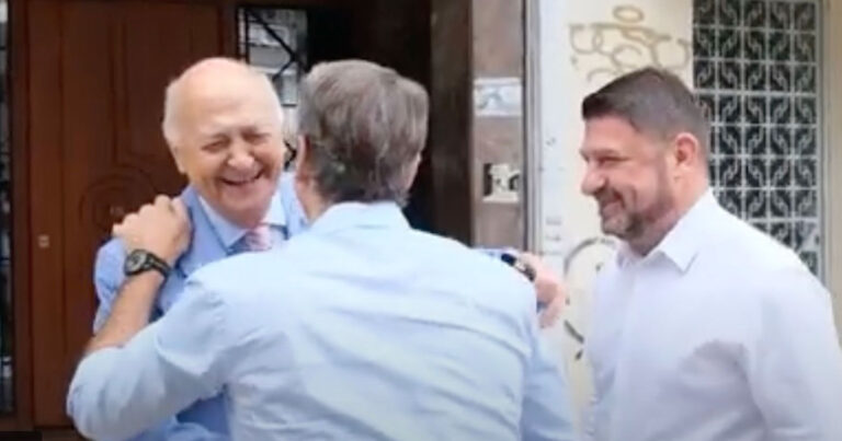 Με δάκρυα στα μάτια υποδέχτηκε τον Μητσοτάκη ο πατέρας του Νίκου Χαρδαλιά – Στο πατρικό τους σπίτι