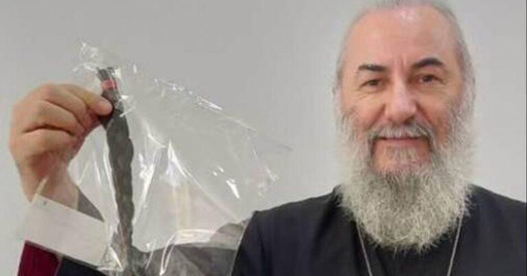 Ιερέας έκοψε τα μαλλιά του και τα δώρισε για καλό σκοπό