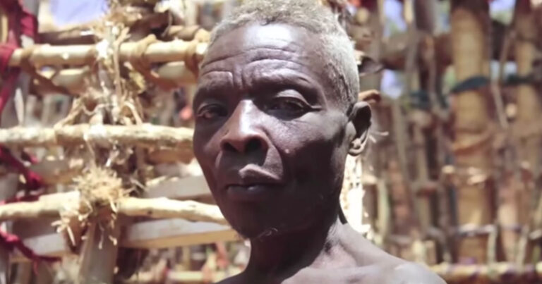 Αφρικανóς πάσχει απó γυναικοφοβiα έχει να δει γυναίκα πάνω από 55 χρόνια