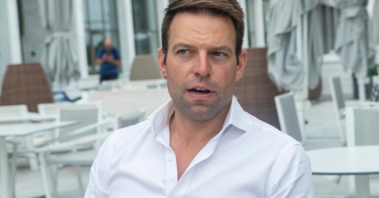 Αγκαλιά με τον Σταμάτη Κραουνάκη Κασσελάκης και Τάιλερ