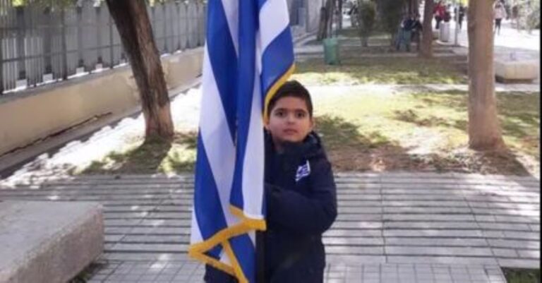 Μαθητής με οπτική αναπηρία κάνει για 1η φορά παρέλαση στη Θεσσαλονίκη