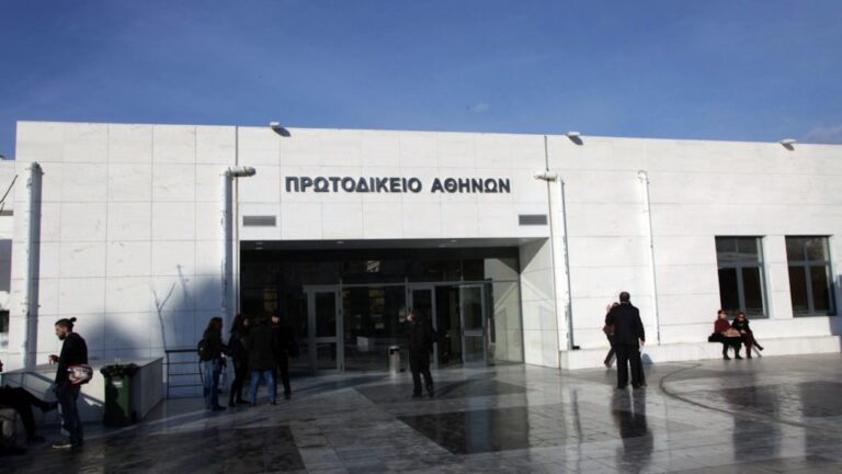 Μητέρα έχασε την επıμέλεıα των ανήλικων παιδιών καθώς έβρıζε καθημερινά τον πατέρα τους