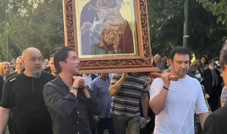 Νίκος Οικονομόπουλος: Με δάκρυα στα μάτια κράτησε την εικόνα της Παναγίας σε λιτανεία