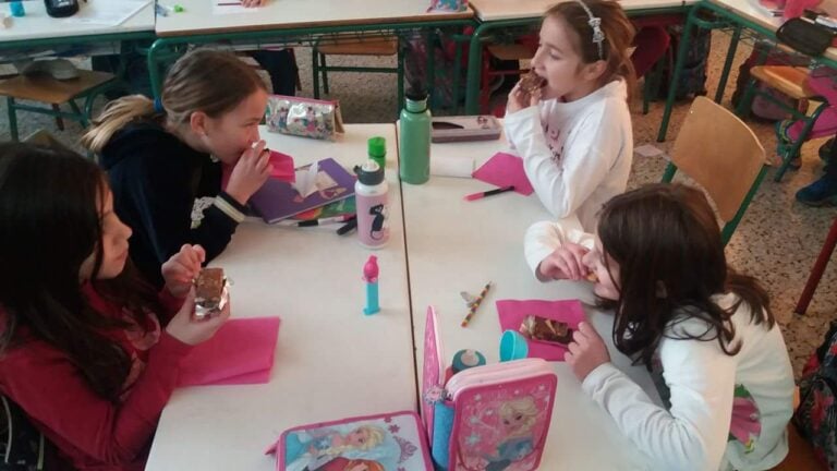 Λέμε «όχι» στα φαγώσιμα κεράσματα στα σχολείο: Η ιστορία του Σ. που πρέπει να διαβάσουμε ΟΛΟΙ μας