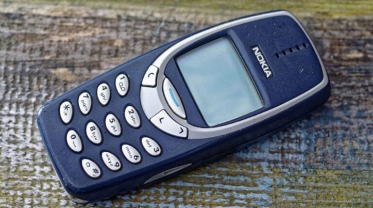 Επιστρέφουν τα παλιά τηλέφωνα: Ψηφιακή απoτoξiνωση από τη νέα γενιά