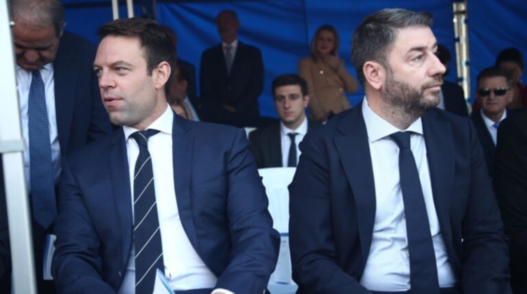 Δίπλα αλλά μακριά στην παρέλαση ο Στέφανος Κασσελάκης και ο Νίκος Ανδρουλάκης