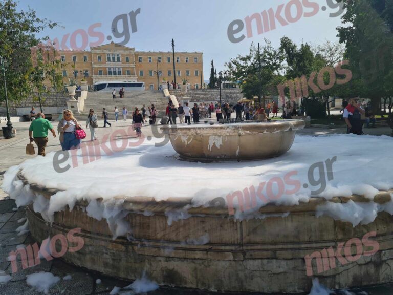 Σαπουνάδα γέμισε το σιντριβάνι στο Σύνταγμα – Άγνωστος έριξε απορρυπαντικό