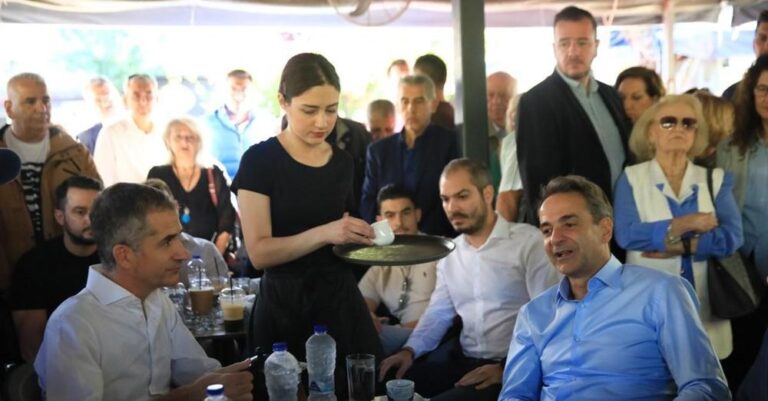 Περιοδεία Μητσοτάκη με Κ. Μπακογιάννη: «Οι πολίτες θα εκτιμήσουν την αυτοκριτική» σχολίασε για τον Μεγάλο Περίπατο