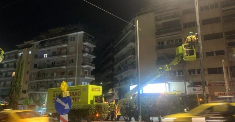 «Ήρθαν τα Χριστούγεννα»: Ξεκίνησε ο στολισμός της Αθήνας για τις… γιορτές
