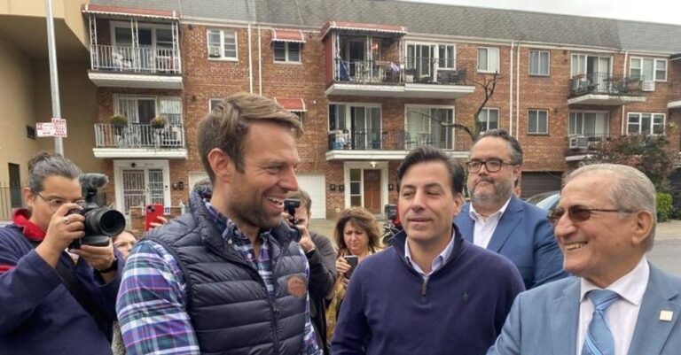 Κασσελάκης: «Τα Χάμπτονς δεν μου αρέσουν καθόλου, παντρεύτηκα στο Μπρούκλιν – Αυτά είναι fake news»