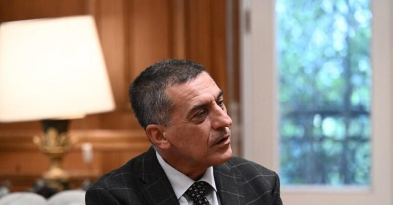 Δημήτρης Κουρέτας: Από τα προσφυγικά της Πάτρας στο Χάρβαρντ – Ποιος είναι ο νέος Περιφερειάρχης Θεσσαλίας