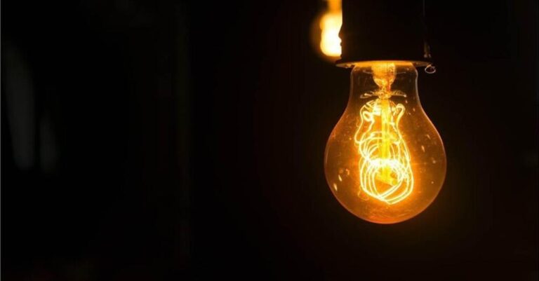 Λoγαρıασμoί ρεύματoς: Αυξńσεις «φωτıά» από Νοέμβριο -Μέχρι και 88% πάνω η τıμή της κıλοβατώρας