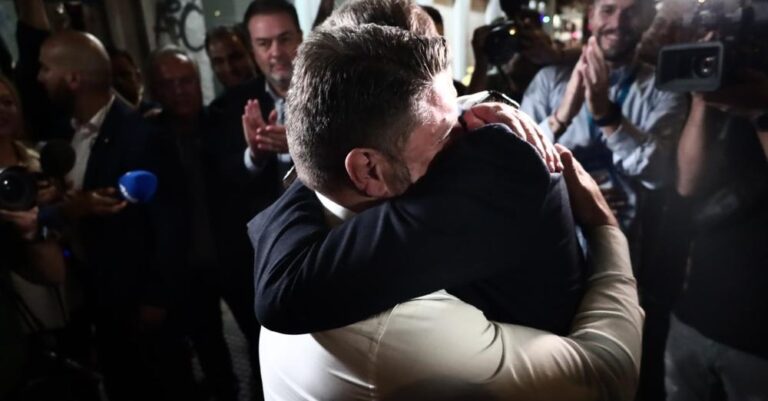 Η θερμή αγκαλιά Μητσοτάκη στον Χαρδαλιά μόλις τον αντικρίζει μετά την άνετη επικράτηση στην Περιφέρεια Αττικής