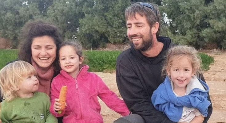 Πóλεμoς στο Ισραήλ: Η τελευταία σέλφι μιας χαμογελαστής οικογένειας - Έβαλαν τέλος στις ζωές τους, δεν λυπήθηκαν ούτε τα παιδιά 1 Πόλεμος στο Ισραήλ: Η τελευταία σέλφι μιας χαμογελαστής οικογένειας - Τους σκότωσαν όλους, δεν λυπήθηκαν ούτε τα παιδιά