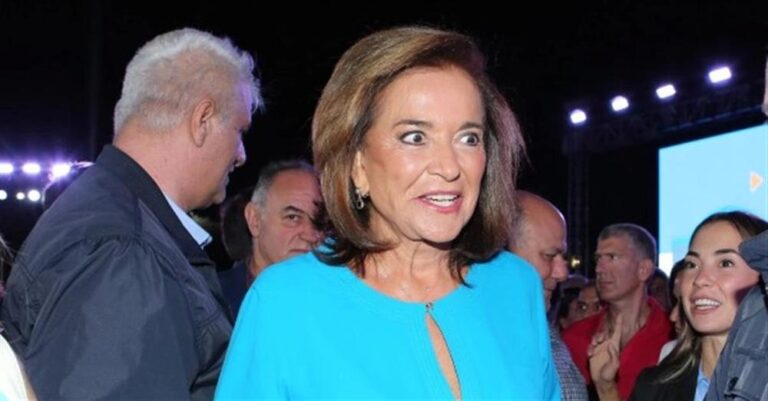 Mε λευκό πουκάμισο και οι τέσσερις τους – Στο εκλογικό κέντρο με τα εγγόνια της η Ντόρα Μπακογιάννη