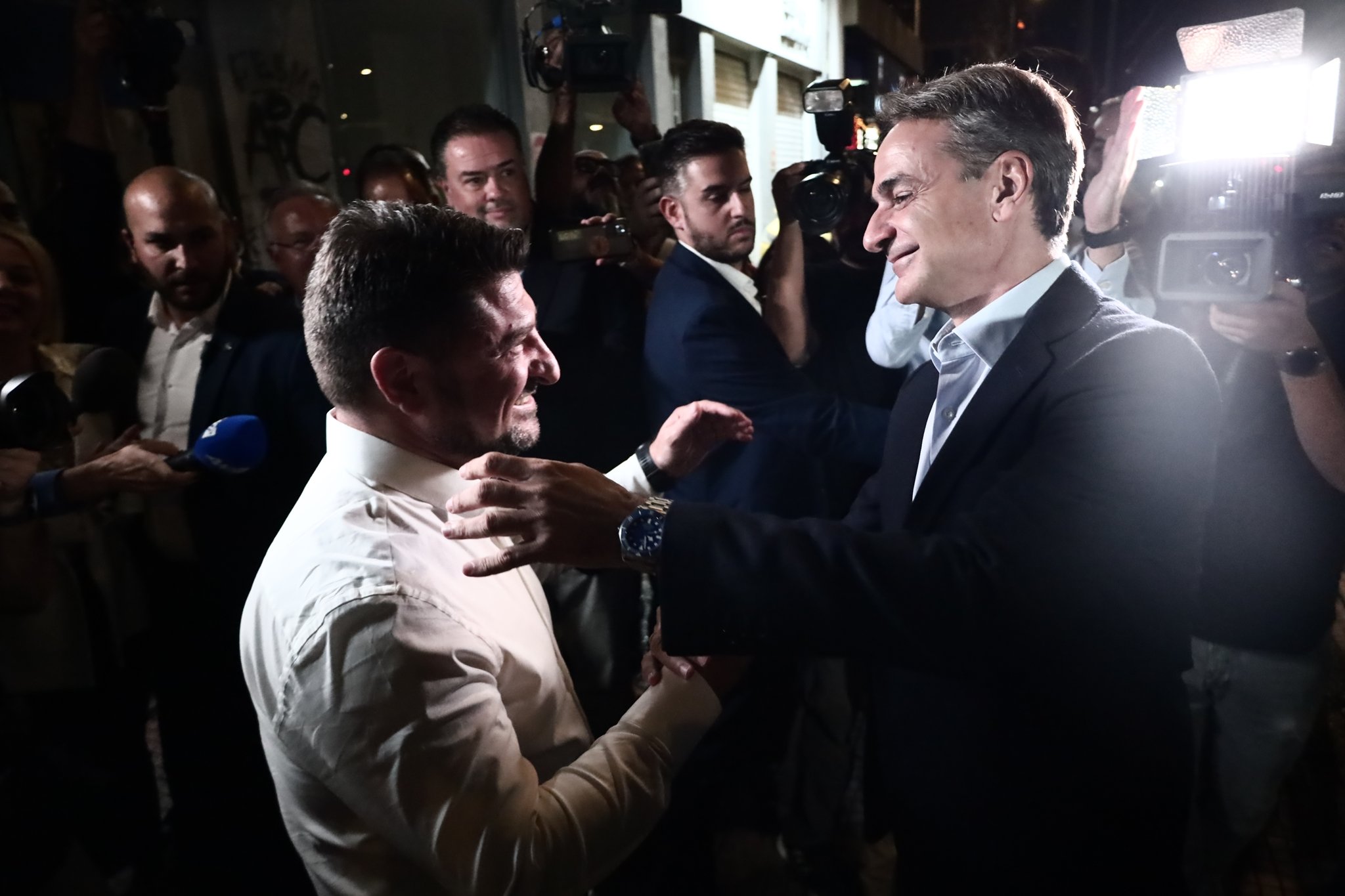 Η θερμή αγκαλιά Μητσοτάκη στον Χαρδαλιά μόλις τον αντικρίζει μετά την άνετη επικράτηση στην Περιφέρεια Αττικής [Εικόνες]