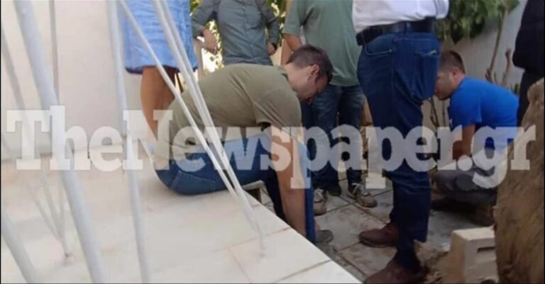 Παιδί από σπίτι: Ο Κασσελάκης έβγαλε τα παπούτσια του για να μπει σε πλημμυρισμένο σπίτι