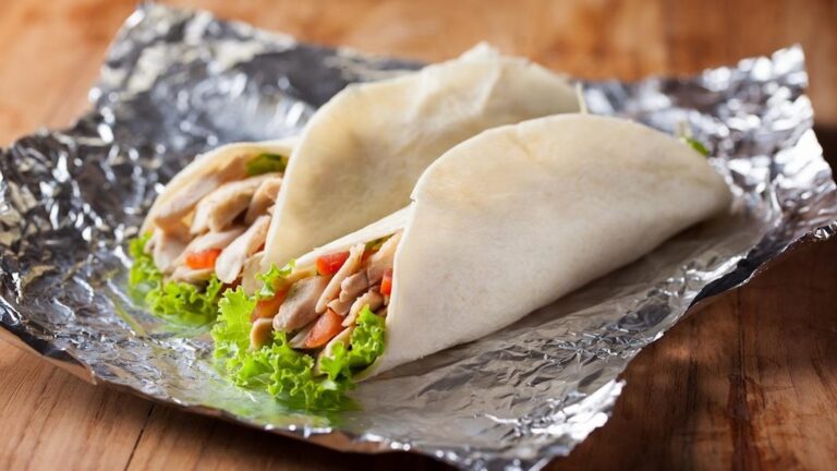 Τόσα χρόνια χρησιμοποιούμε λάθος το αλουμινόχαρτο – Χρήστης στο Instagram αποκαλύπτει πώς να τυλίξεις σωστά το φαγητό